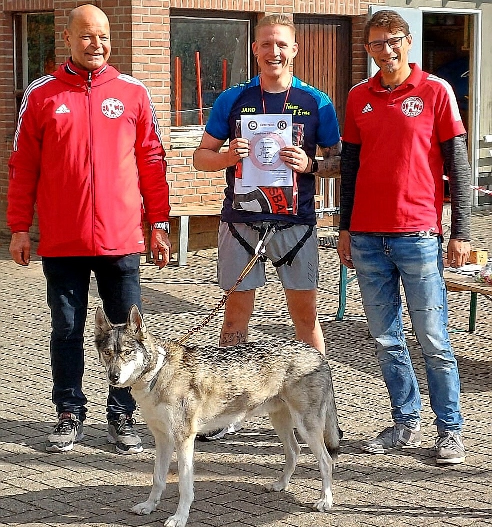 Orgaleiter Stephan Scharfenberg (rechts) und der FC-Vorsitzende Frank Hofer mit dem siegreichen Gespann: Tobias Genenger mit Drogon.